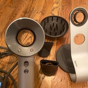 Dyson hairdryer_Stand_Attachments